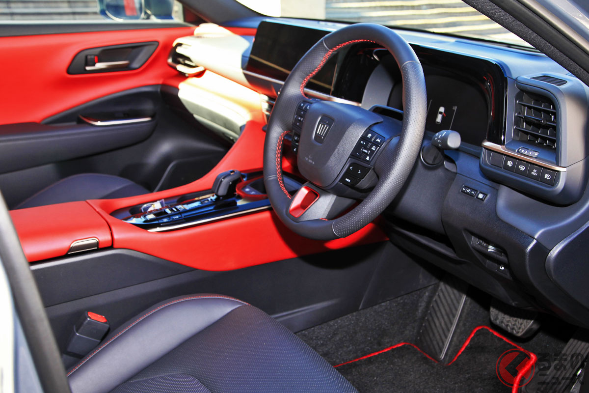 「クラウンスポーツ」斬新赤内装に賛否?