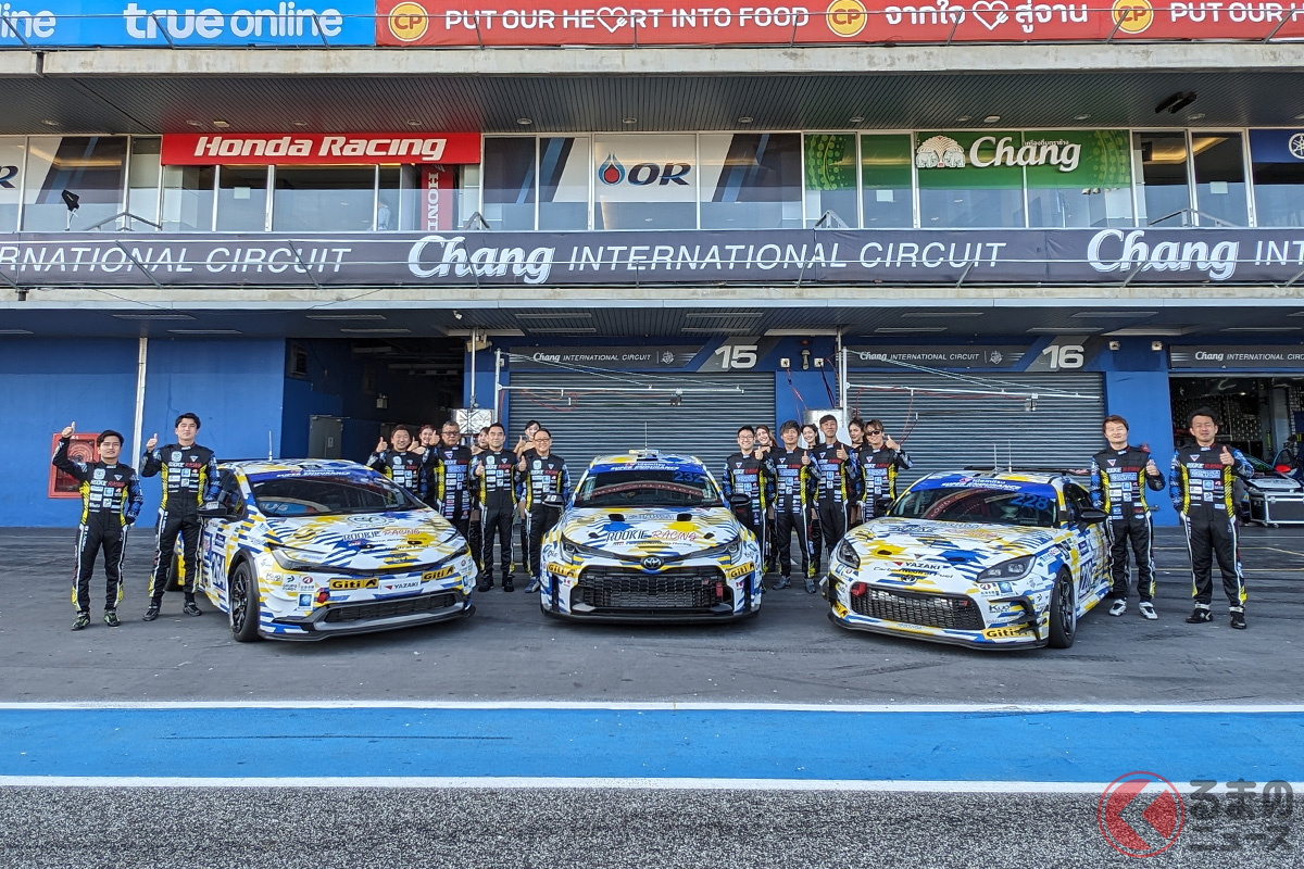 左からレーシングプリウス、水素エンジンカローラ、カーボンニュートラル燃料を使ったGR86