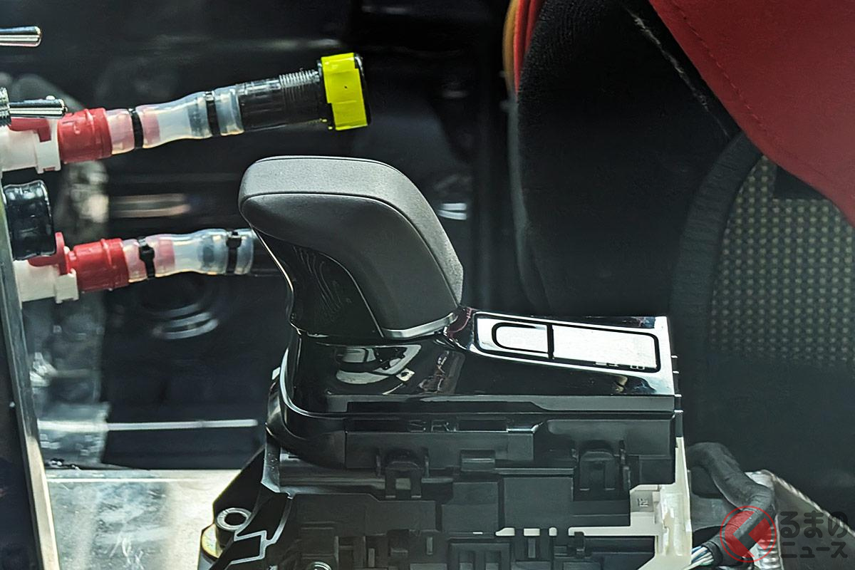 インテリアはまさにレーシングカーと言える雰囲気だが…シフトレバーは市販版と同じようなカタチに