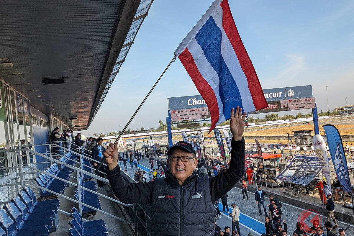 タイではアイドル的人気を誇るモリゾウ選手、多くのファンが注目していた