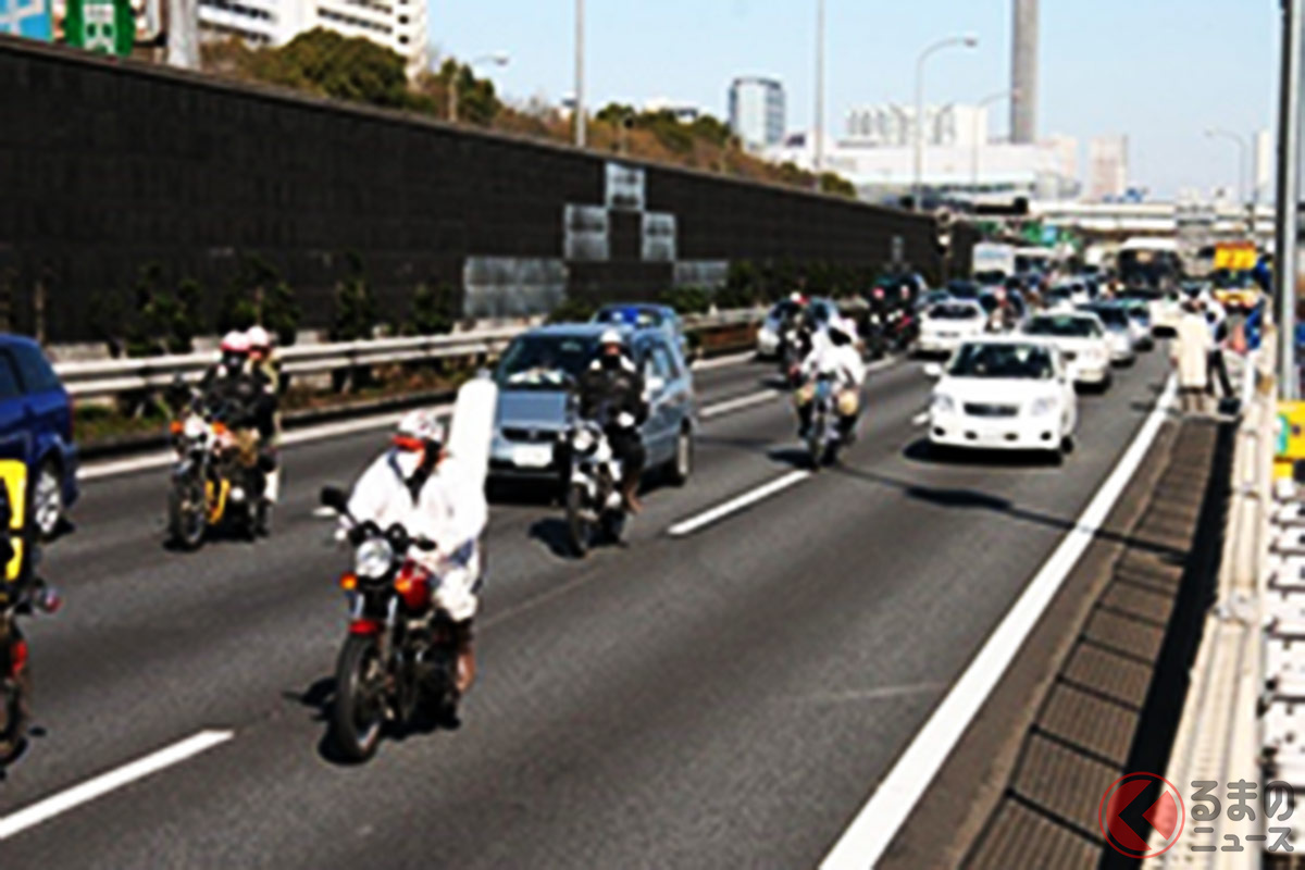 違法行為を敢行する旧車會員の例(画像引用:警視庁ホームページ)