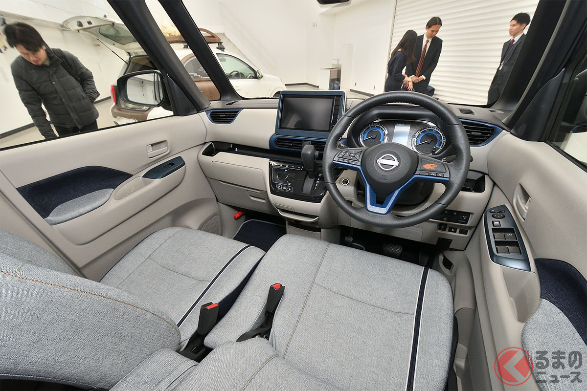 シートの生地には旧式の織機(シャトル織機)で織られた「セルビッチ」と呼ばれる高品質なデニム生地の裏側を再現したものを採用しています