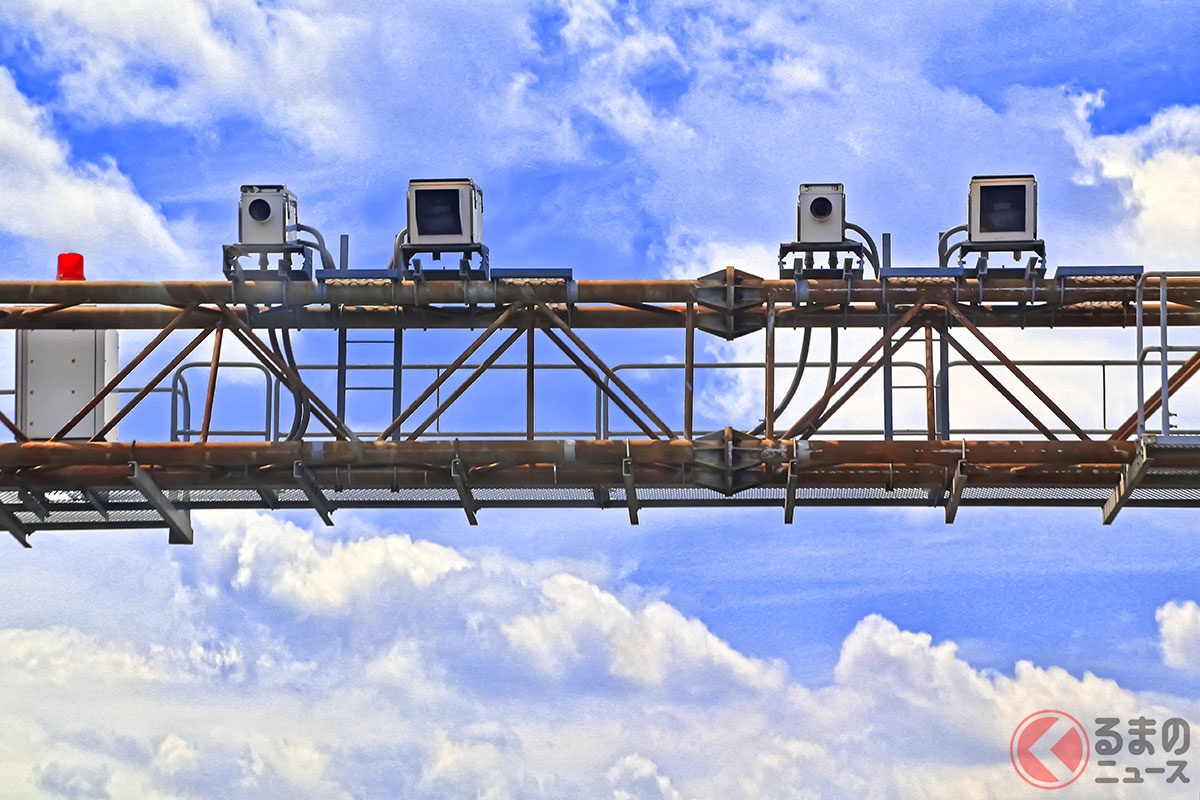 大型かつ赤色灯があるのがオービス 設置場所にも特徴