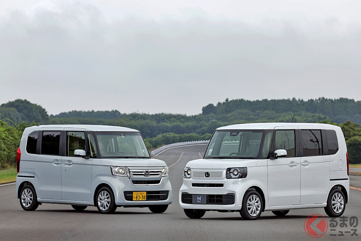 左が2代目「N-BOX」(2017年-2023年)、右が3代目の新型「N-BOX」(2023年-)