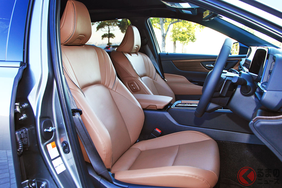 新型「クラウンセダン」の「ミッドブラウン」内装