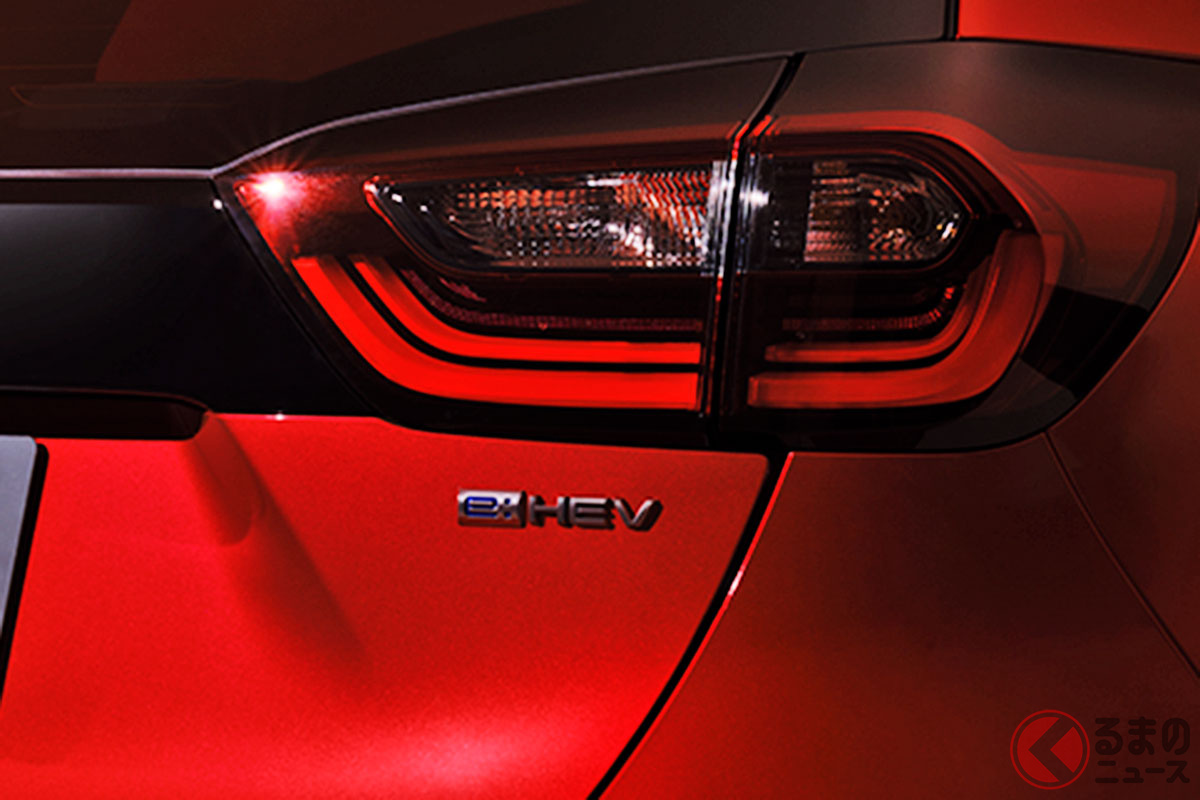 黒コーデの「フィット」登場に反響