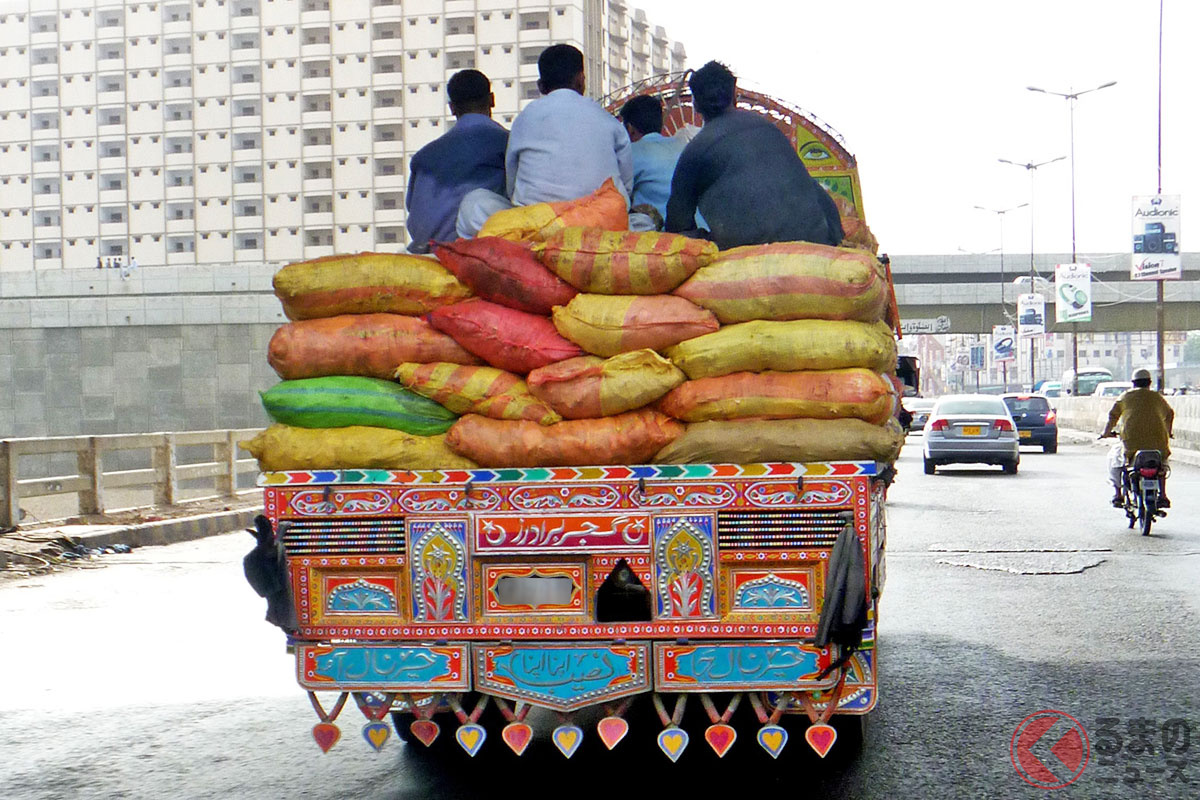 トラックの荷台に乗車… OKなの?(画像:写真AC/イメージです)