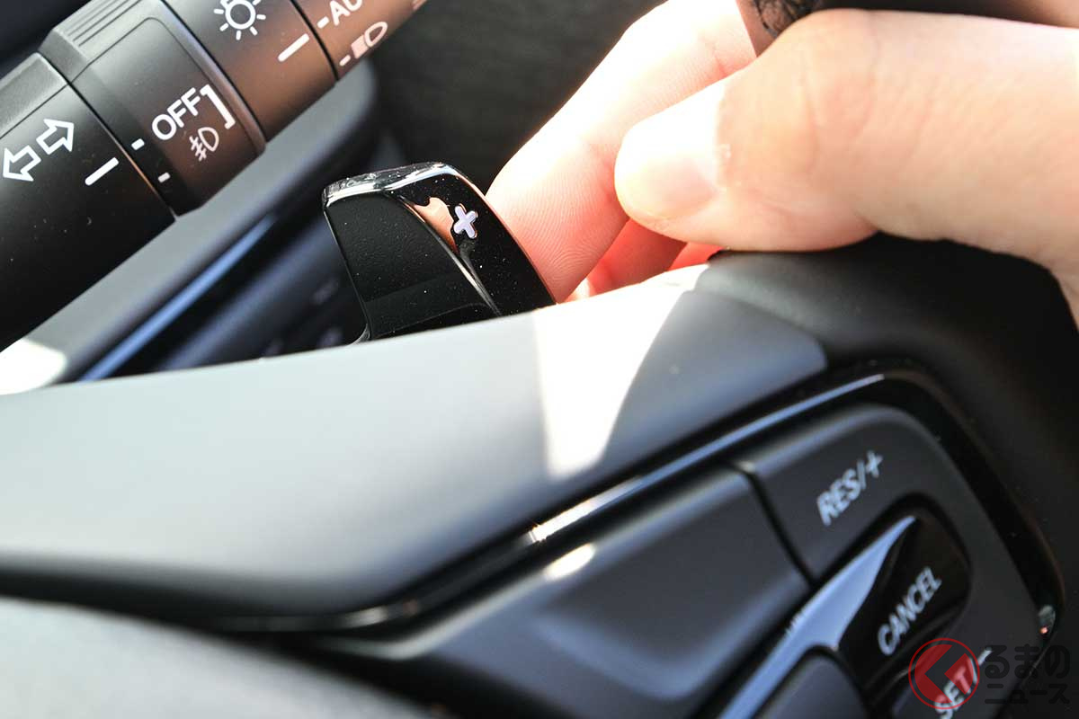 ハンドルの奥に装着される「パドルシフト」