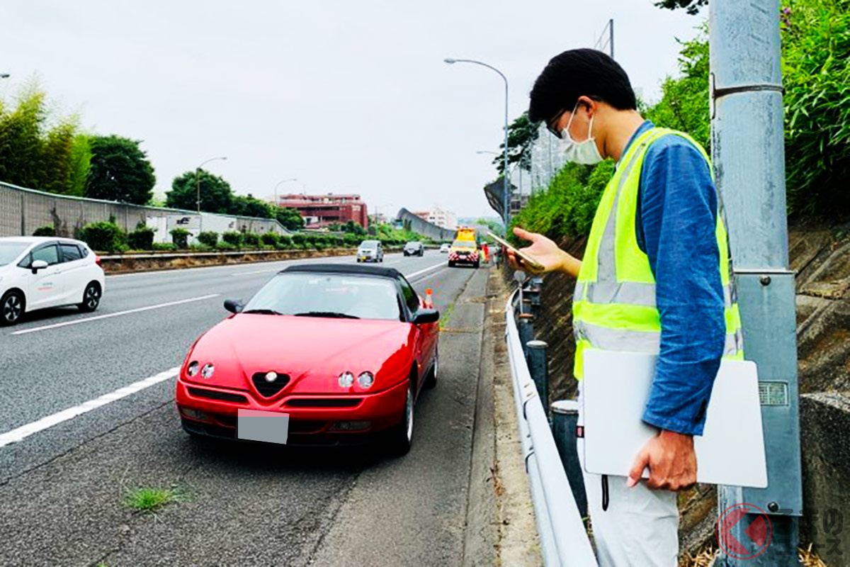 高速道路での故障、まずは安全なガードレールの外に避難（画像：筆者提供）