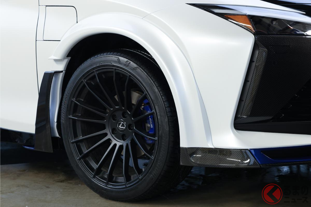 エアロパーツ(17点)を装着する「RZ450e F SPORT Performance」