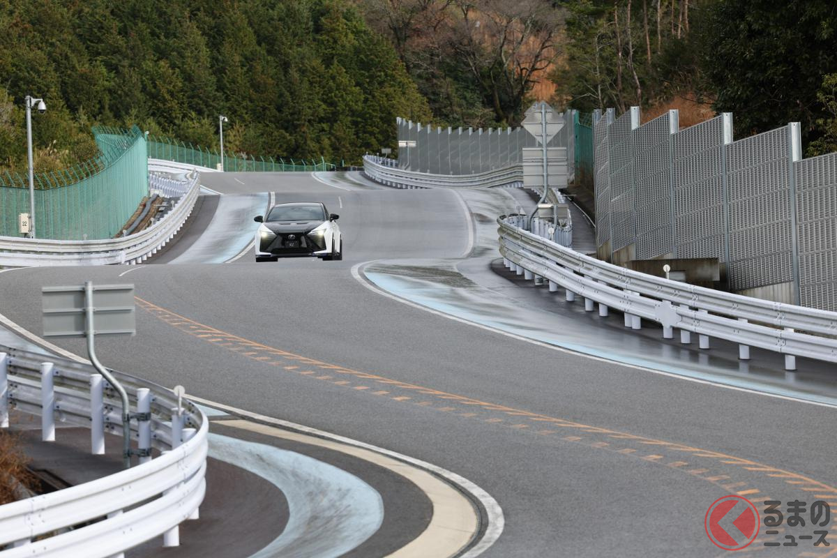 前後/左右/上下と三次元的なGが掛かるコーナーを駆け抜けてもドキッとするような挙動は皆無