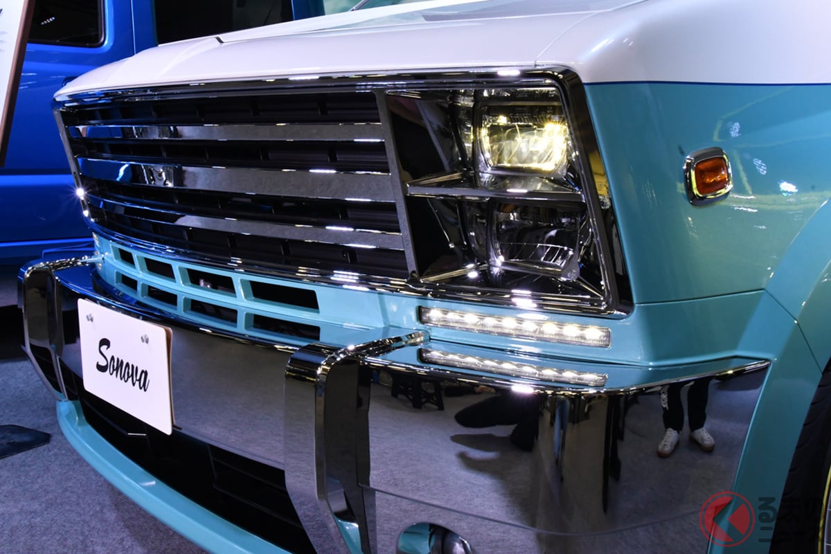 角型4灯のヘッドライトを採用した「Sonova(ソノバ)」は、現行車でありながらクラシカルな印象を与える