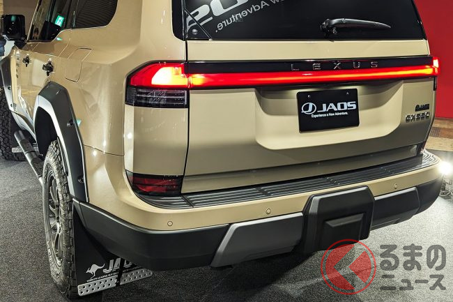 レクサス新型「オフロードSUV」実車展示！ タフ顔＆車高アゲ仕様を初