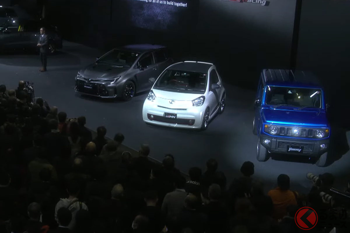 壇上にはモリゾウの愛車が置かれた。その中にはスズキ「ジムニー」の姿も