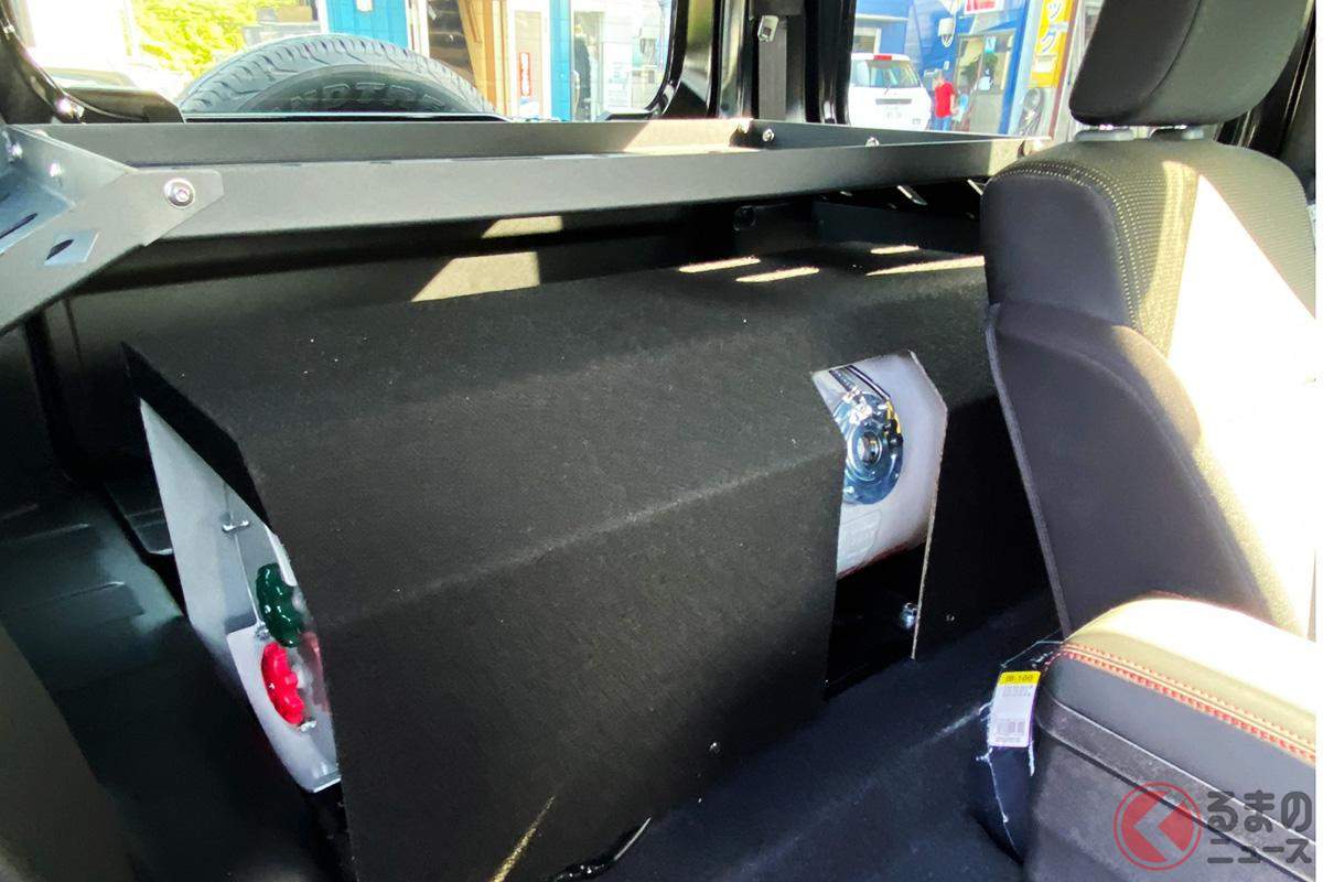 後席を取り除いた代わりにLPGタンクを搭載。ガソリンとの併用で約1000km、無給油で走行可能(画像提供:エフ・ケイメカニック)
