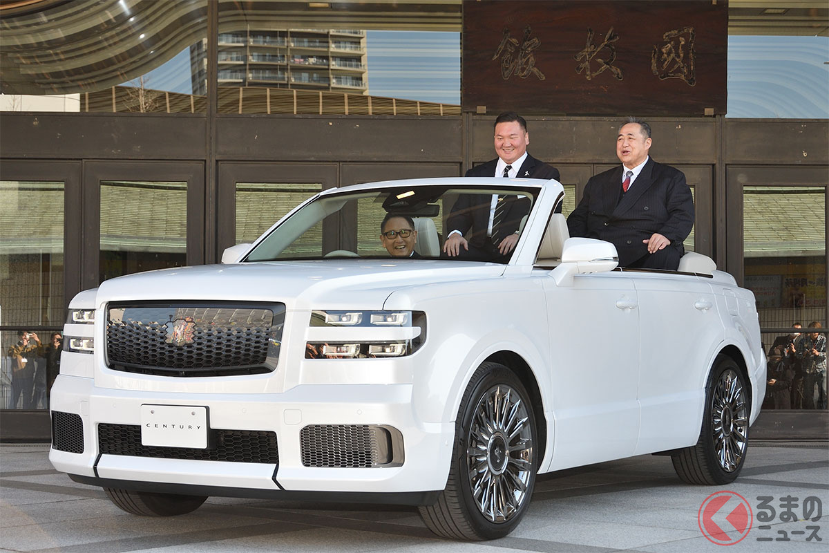 新型センチュリー オープン パレードカーの後席に座るのは芝田山親方(元横綱・大乃国)と宮城野親方(元横綱・白鵬)、そしてドライバーシートにはトヨタ自動車 豊田章男会長の姿も