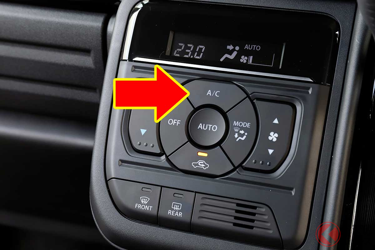 インパネをよく見ると「A／C」と書かれたボタンが存在