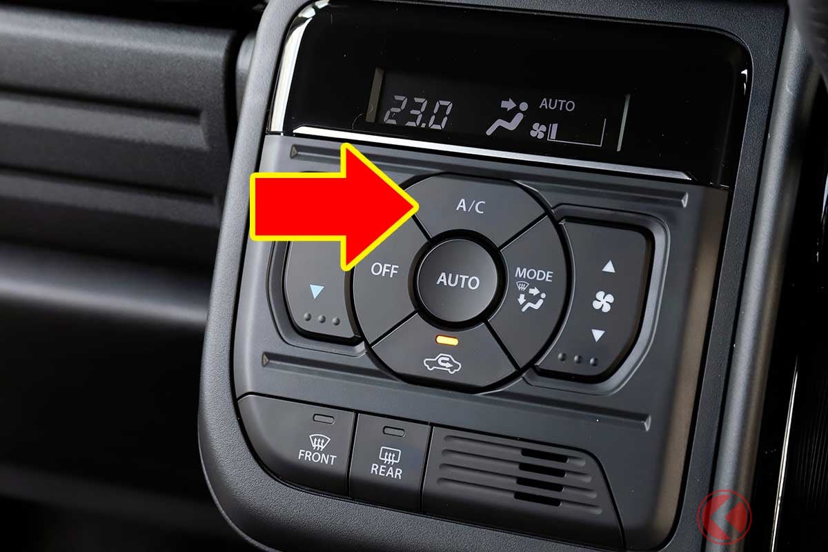 インパネをよく見ると「A/C」と書かれたボタンが存在