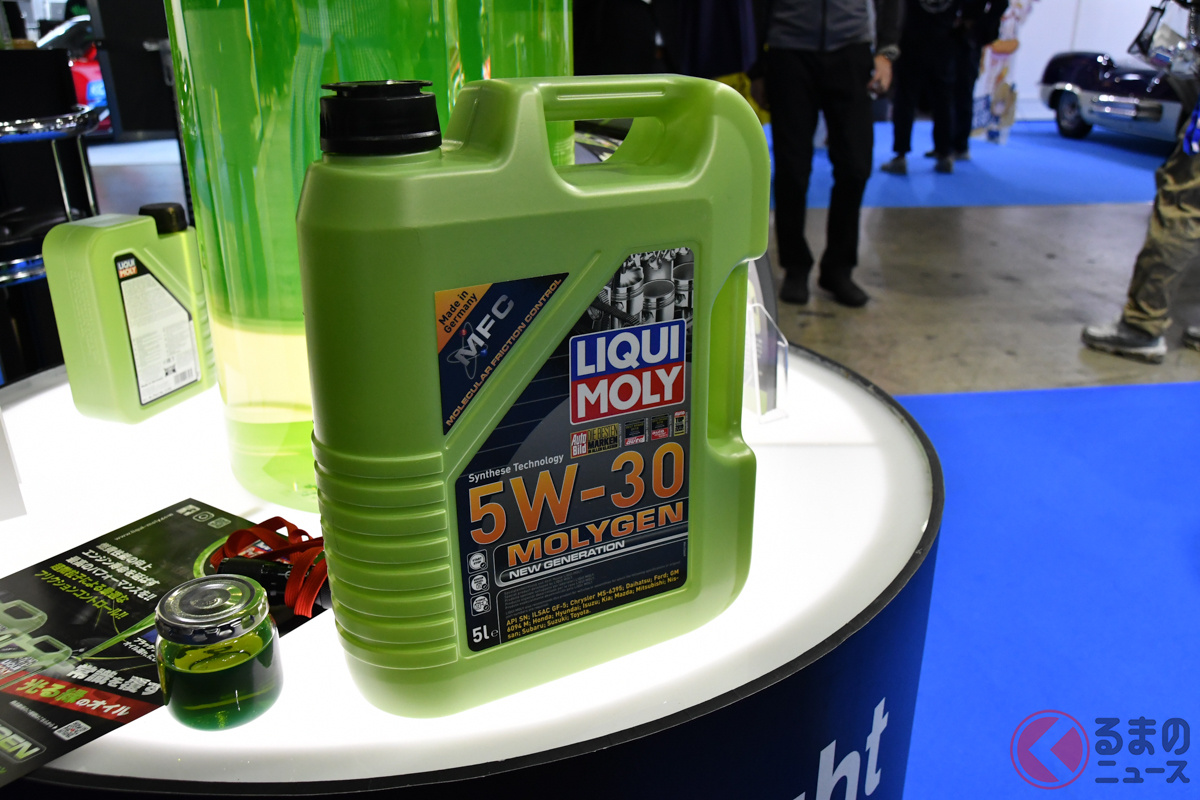 LIQUI MOLYのエンジンオイル「モリジェン」は、ブラックライトを当てると光るためオイル漏れが発見しやすい