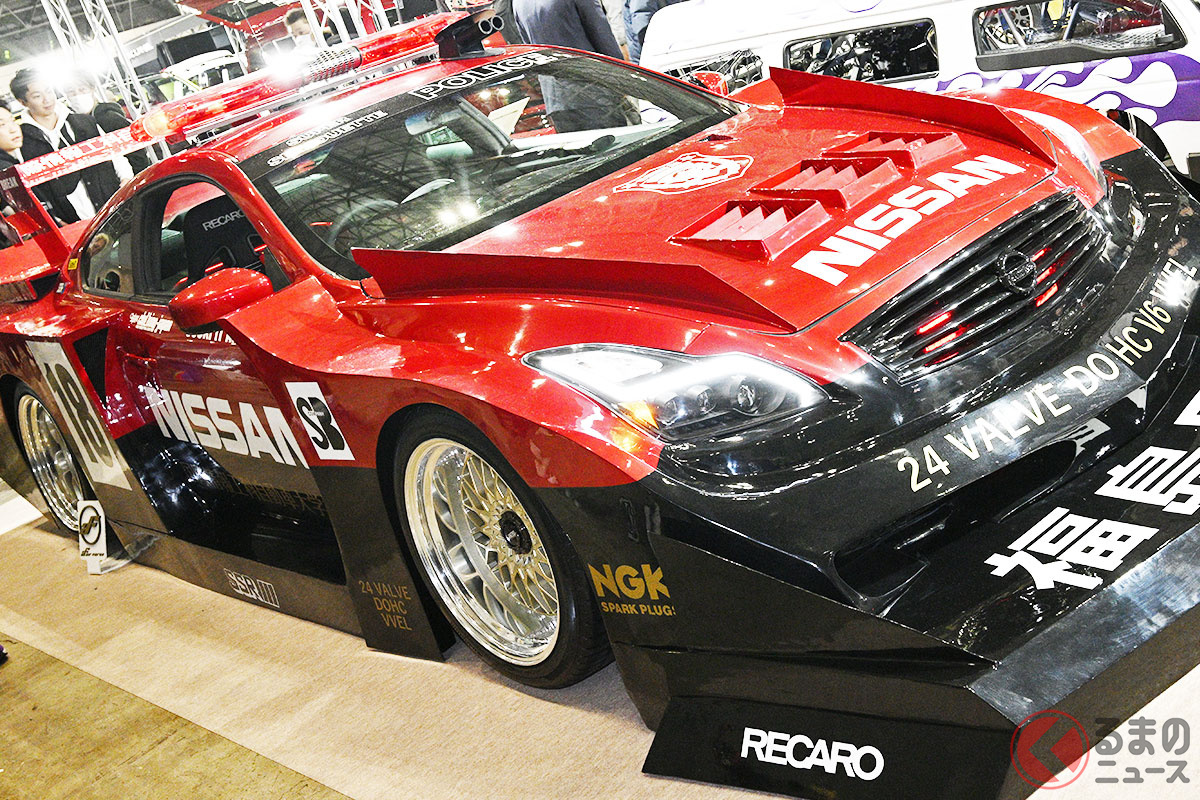 赤と黒の「マシンRS」が令和に爆誕! 東京オートサロン2024に出展された「スカイライン スーパーシルエット“POLICE”」とは