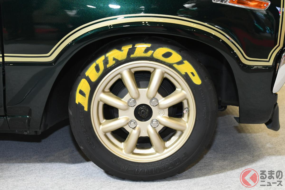 サイドウォールに黄色い「DUNLOP」の文字が懐かしさを感じさせる
