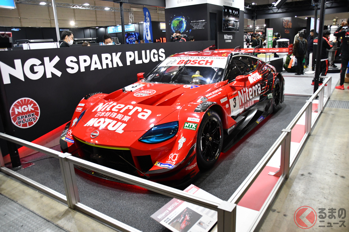 「NGKスパークプラグ」ブースに展示された「SUPER GT500」に参戦する「No.23 MOTUL AUTECH Z」