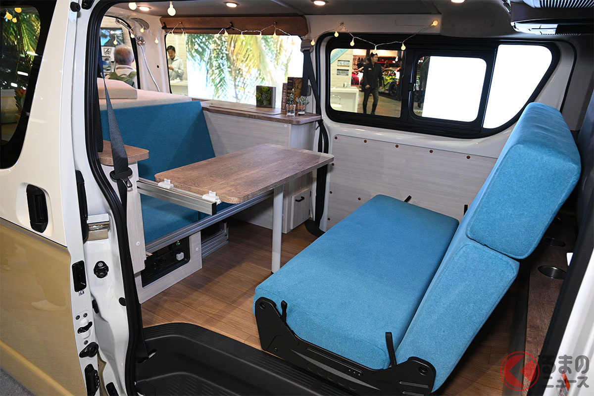 キャルズモーター「Carica(カリカ)」特別仕様車「Retreat(リトリート)パッケージ」の室内(写真は「リビングモード」)