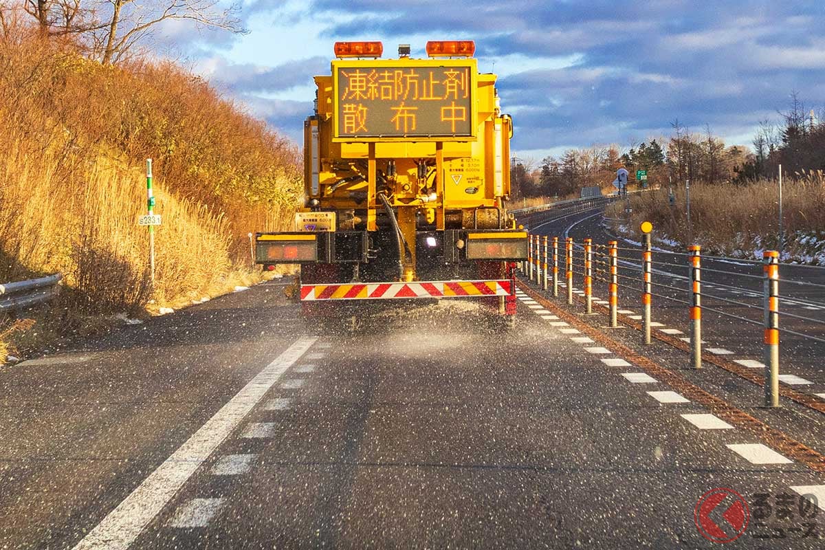 融雪剤が撒かれた道路