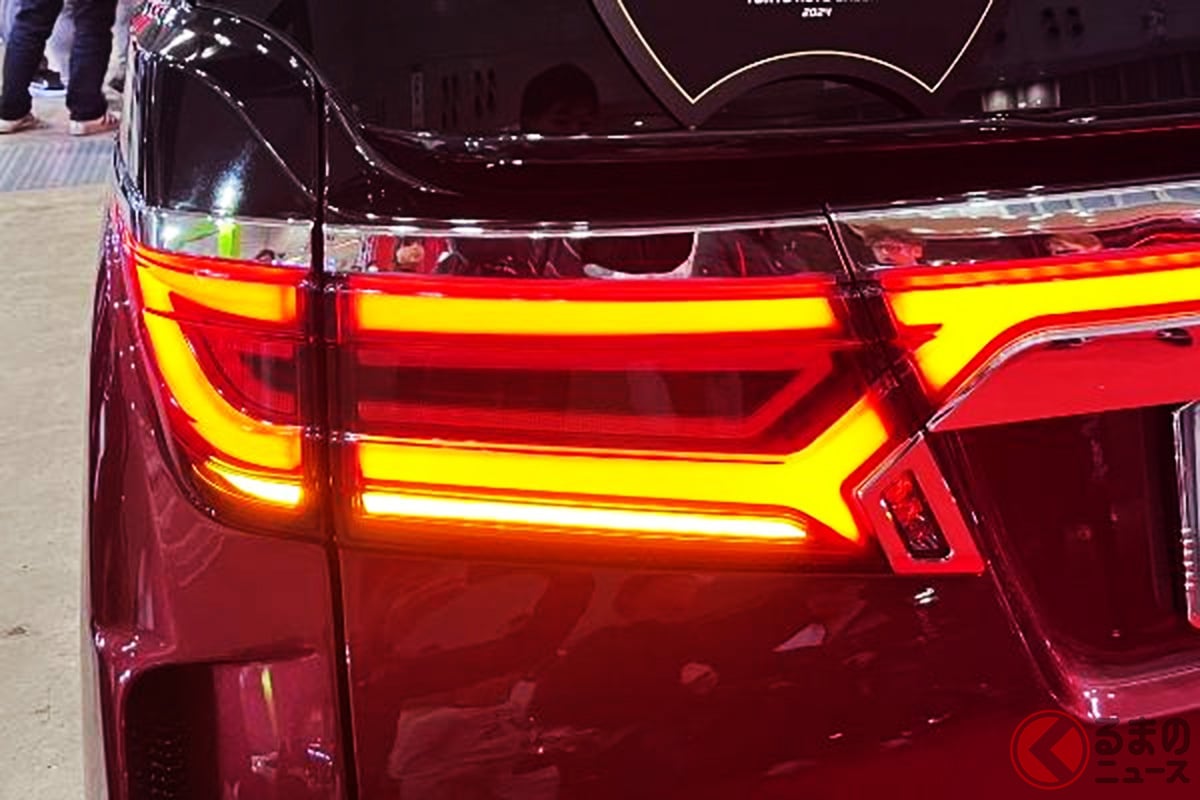 存在感のある後ろ姿のトヨタ「アルファード」(画像提供:crystaleye)