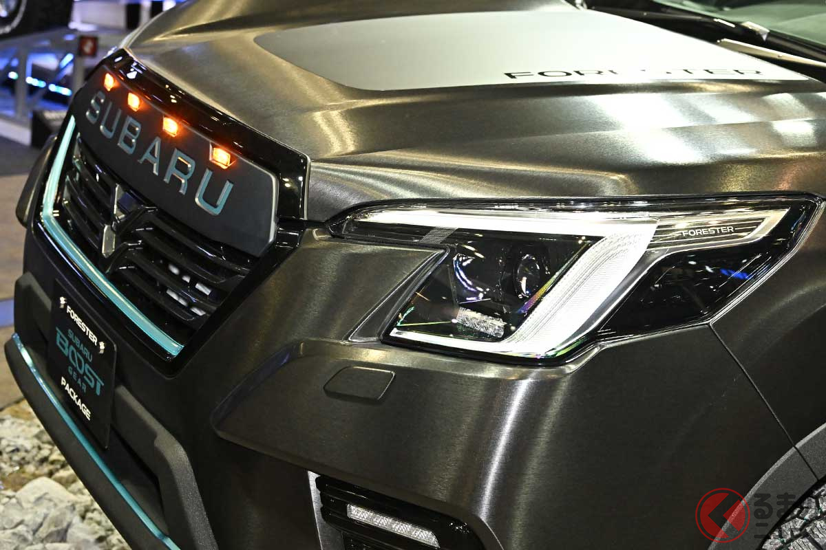 大きなSUBARUロゴを装着する「フォレスター ブーストギア パッケージ」