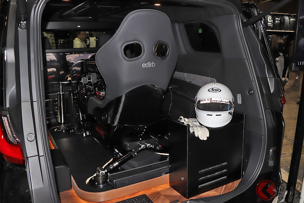 後席にも「運転席」!? レクサス新型「LM」に搭載されたドライビングシミュレーターで「究極的にくつろぐクルマ」を表現