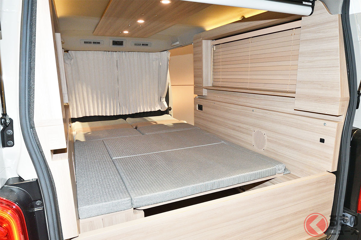 えっ…! これが「車内」なの!? 日産 新型「キャラバン マイルーム ローンチエディション」の内装