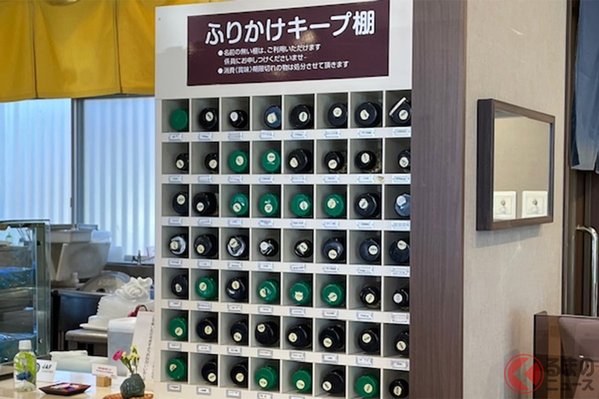 なぜパーキングエリアに「ふりかけキープ棚」があるの?(画像提供:おふくろ亭)
