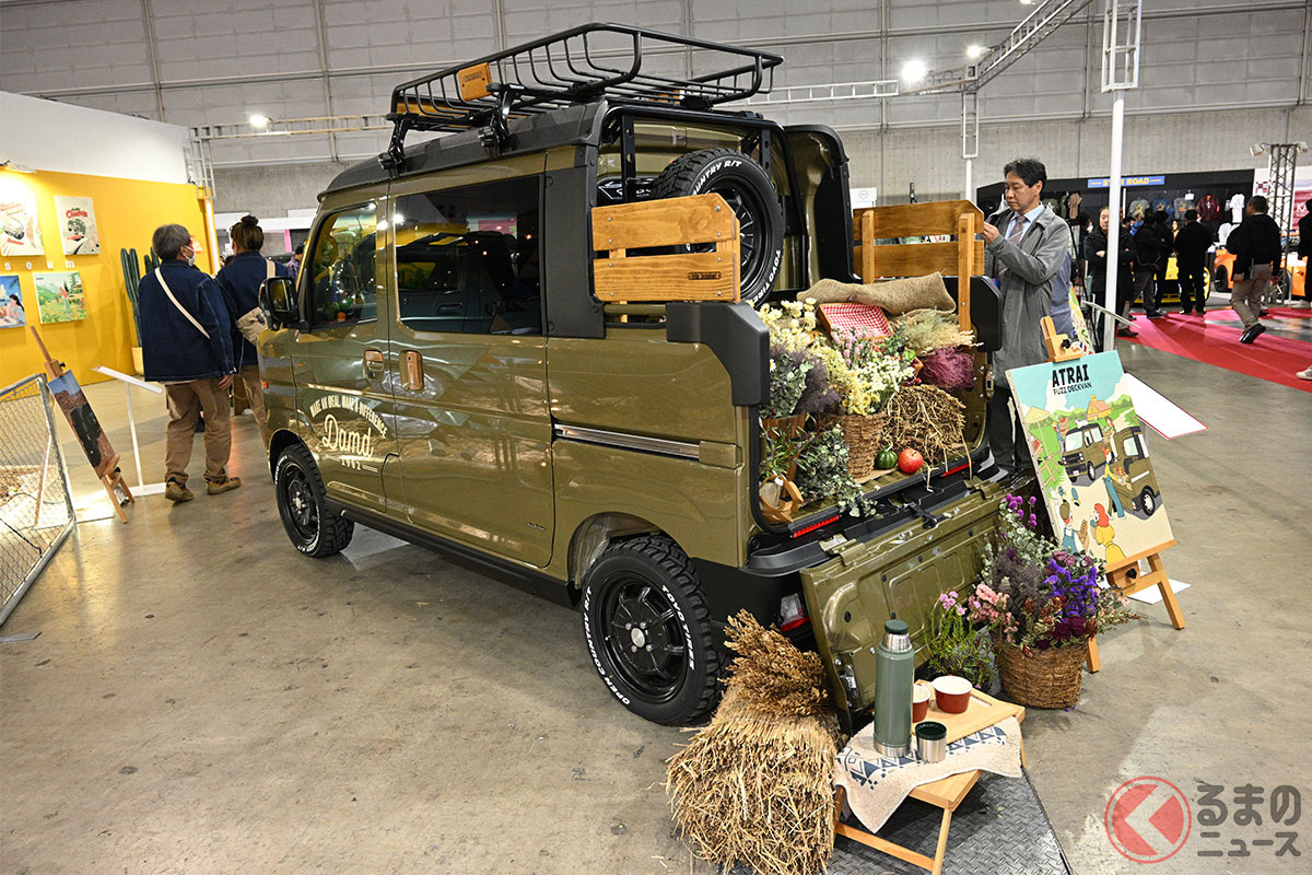斬新「軽4ドアトラック」の「アトレーデッキバン」もカスタマイズ! オシャレなディスプレイでも注目されたDAMD「FUZZ(ファズ)」
