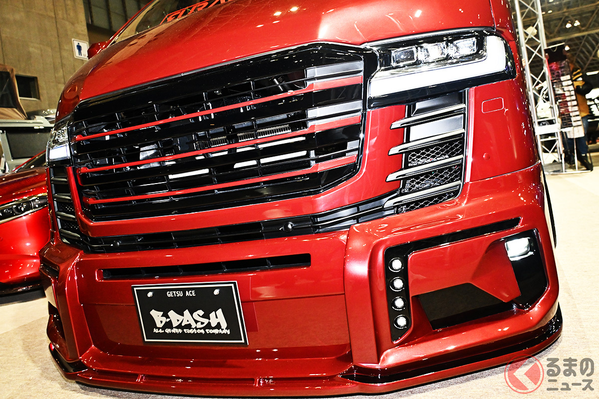 斬新「ランクル ワゴン」実車展示! トヨタ赤ボディ際立つ「ゲツエース」登場! こだわりフェンダーがスゴい