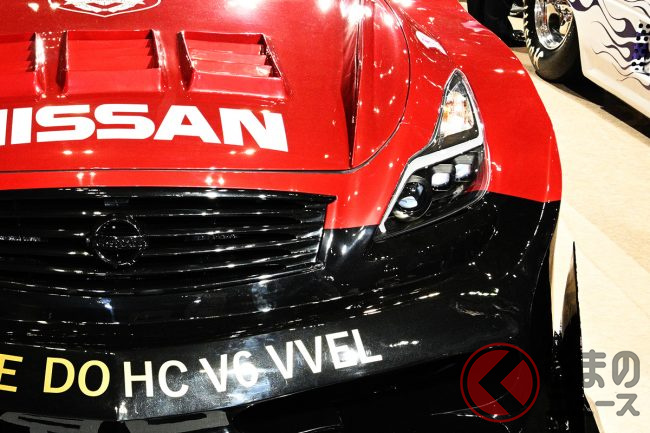 日産「デカい スカイライン」実施展示！ ド迫力ウイング＆赤×黒2トーン