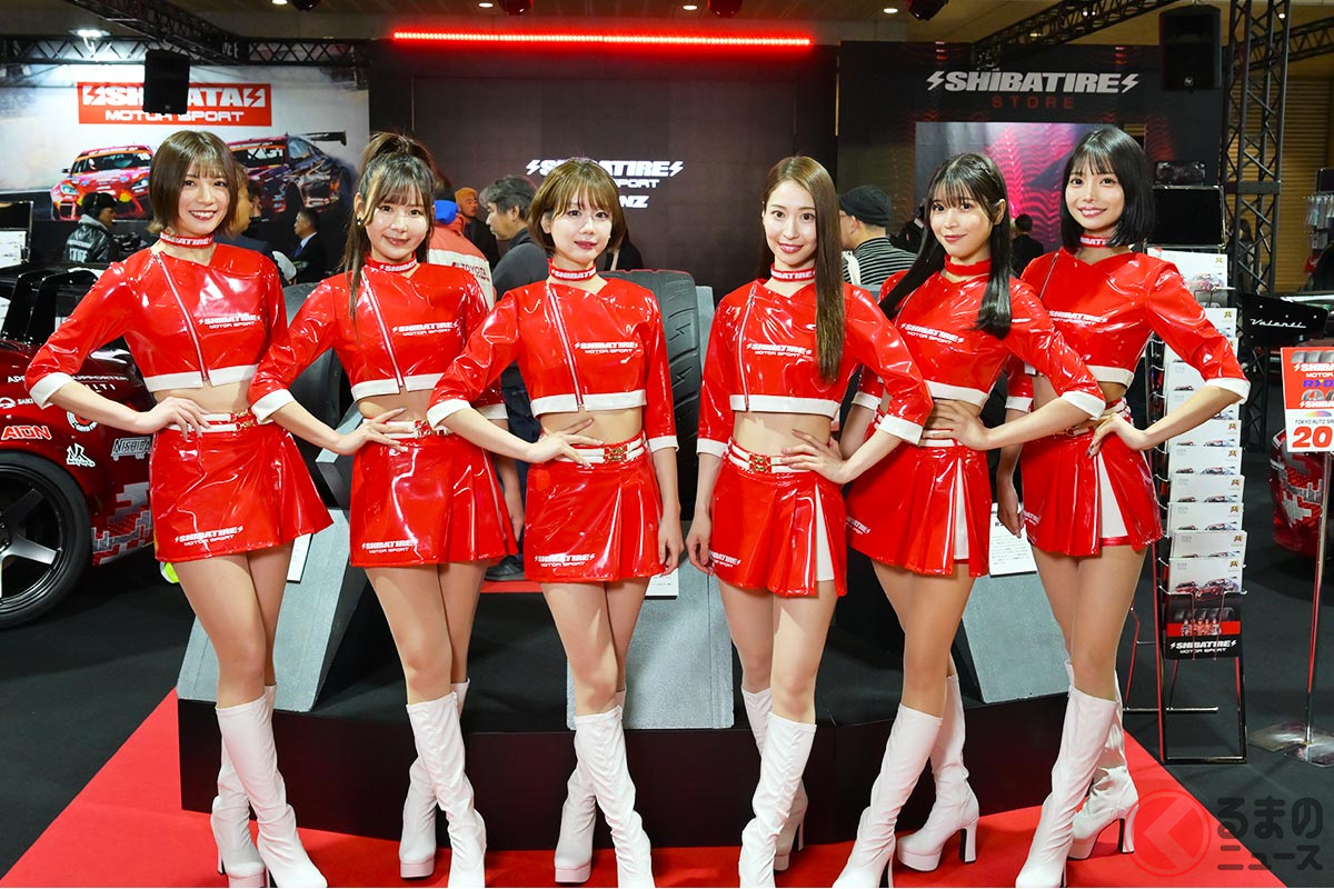 レースクイーンを中心に構成された「シバタイヤ」ブース