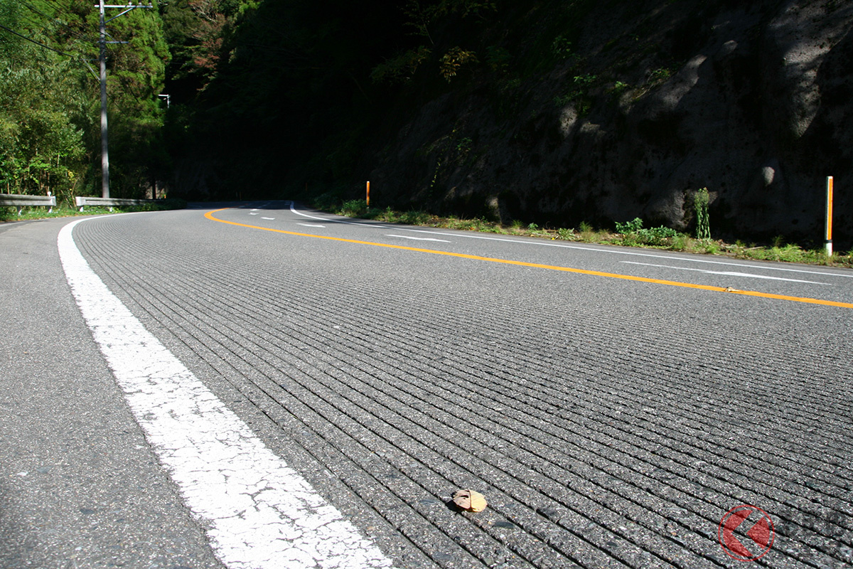 路面に一定間隔の細かな溝を入れて摩擦力を上げる「グルービング工法」