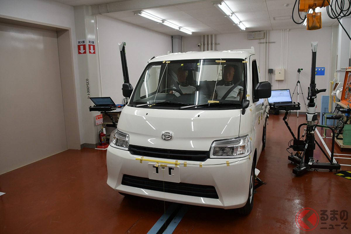 ダイハツ「グランマックス トラック」の衝突実験の様子