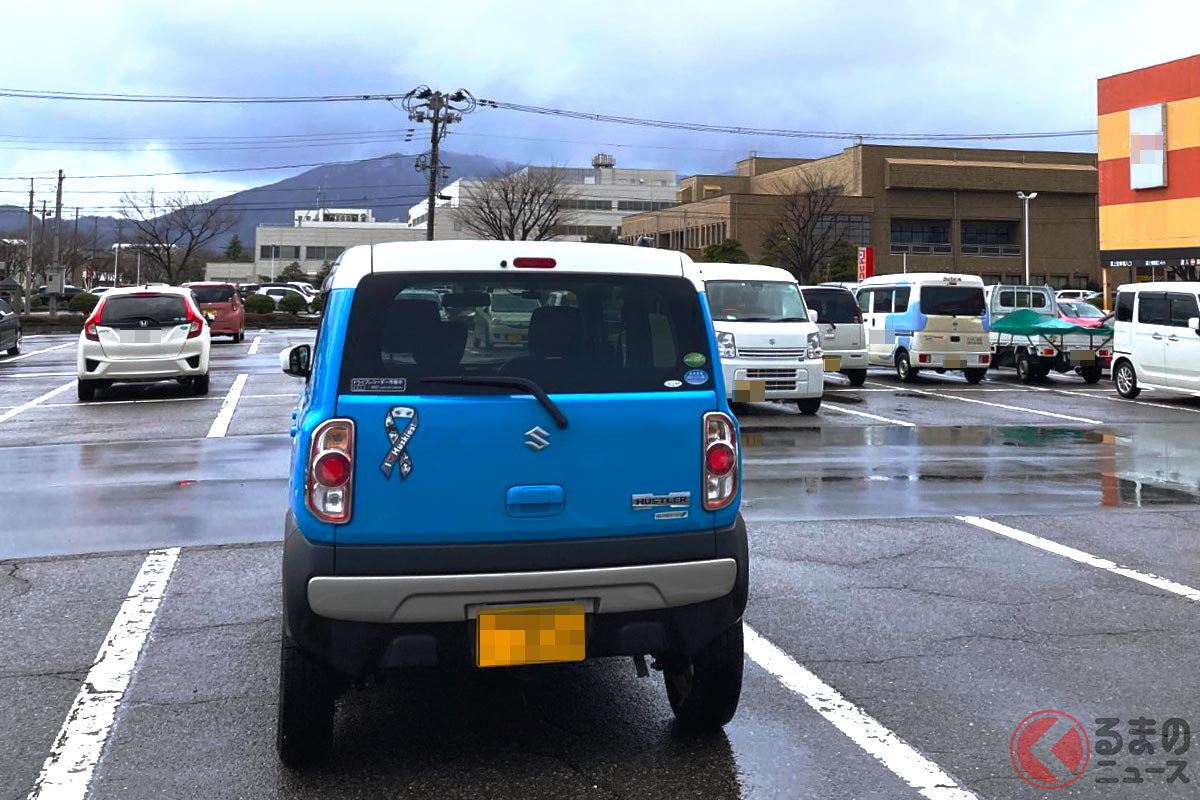 クルマに貼られた「リボン」のようなステッカー