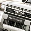 トヨタ新型「本格3列SUV」発表！ 初のMハイブリッド仕様を新設定！ 全長5m級のタフ顔「ランドクルーザー」2024年中に英で発売へ