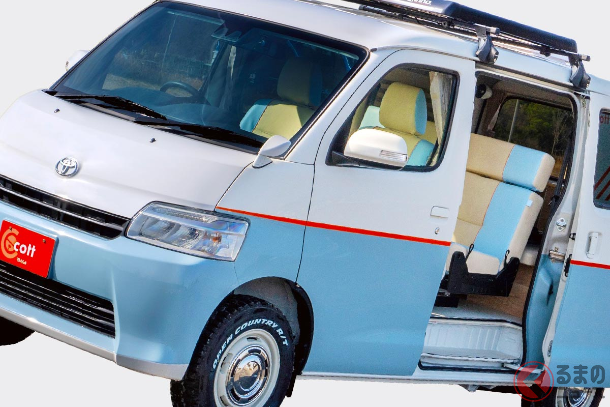 トヨタ「タウンエース」ベースの「小型キャンピングカー」が展示!