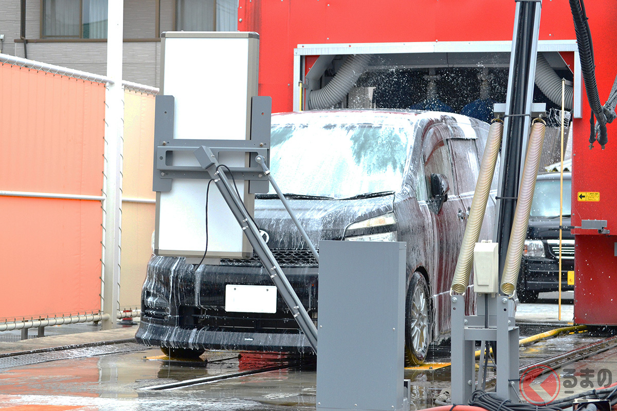 ミニバンなどに採用される「パワースライドドア機能」ではセンサーの関係で洗車中に開いてしまうことも