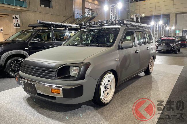トヨタ斬新「商用バン」実車展示！ 角目2灯＆メッキバンパーが凄い