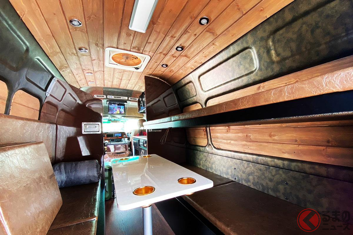 木目が美しいインテリアをもつ「FCスリーパー」(画像提供:MDNマドンナ)