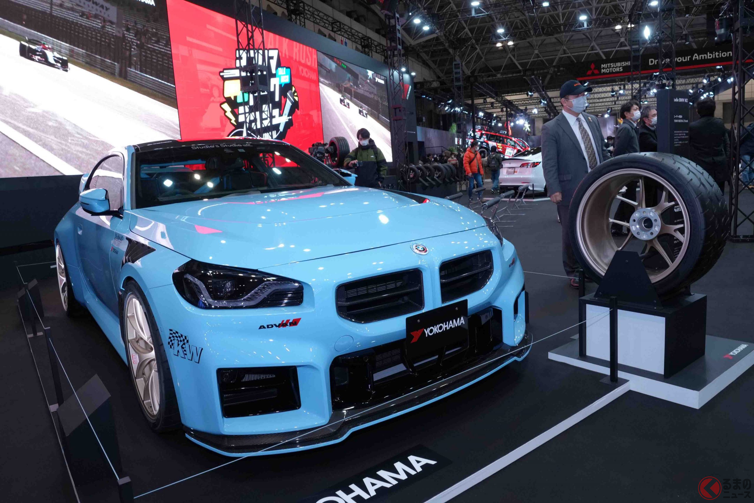 設計中の21インチ大径タイヤである「ADVAN NEOVA 21inch」を装着したBMW「M2」