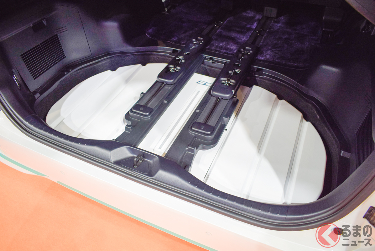 荷室下に追加されたバッテリー(撮影:加藤博人)