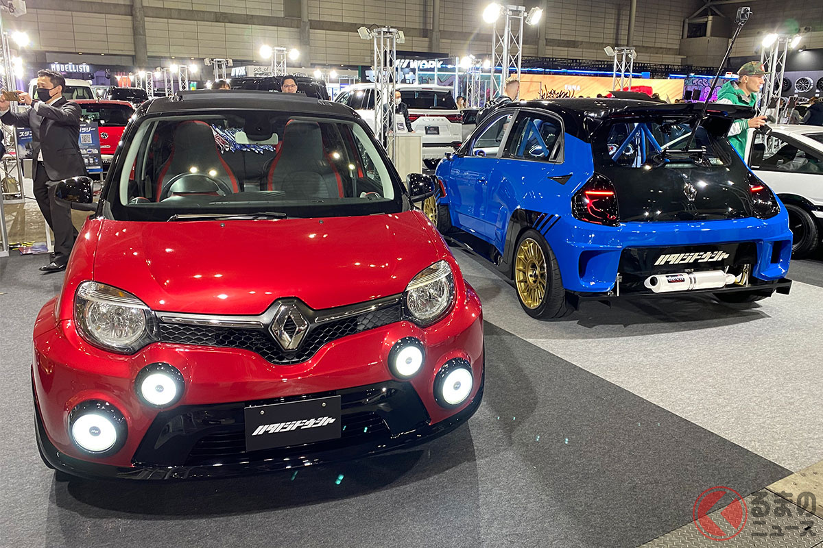 3代目「トゥインゴ」用コンプリートワイドボディキットを装備する「セラヴィ105」(左)と、そのコンセプトを極めボディをさらにワイド化したコンセプトモデル「セラヴィ105 マキシコンセプト」(右)