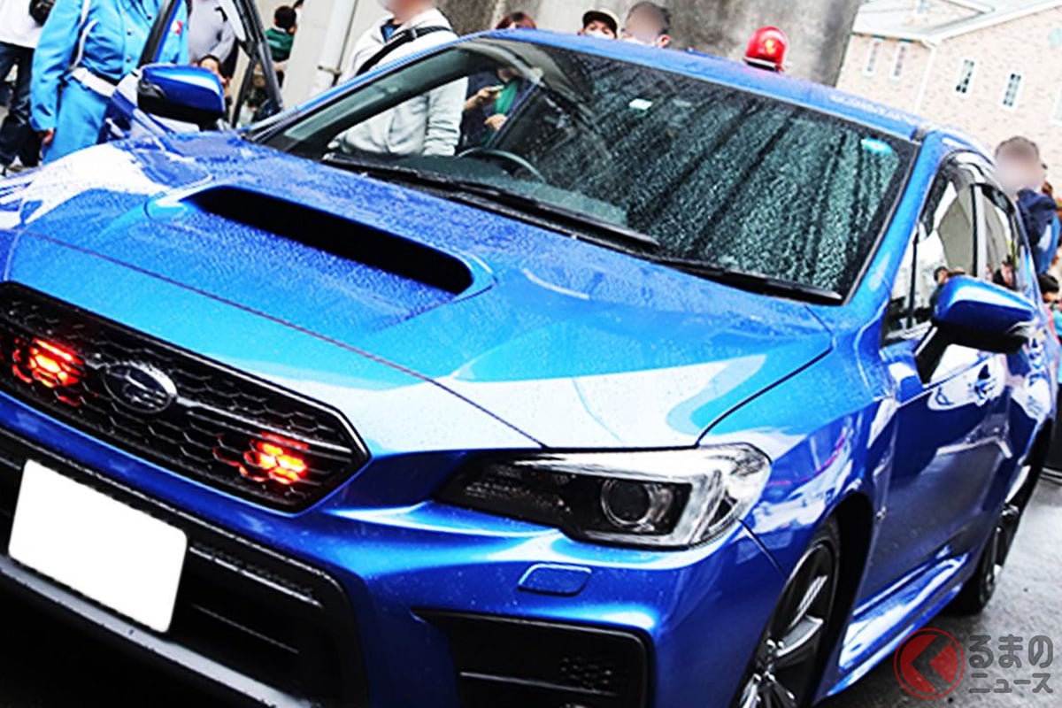 覆面パトカーなんですか? 目立ちすぎて逆にわからない…!(撮影:柘植優介)