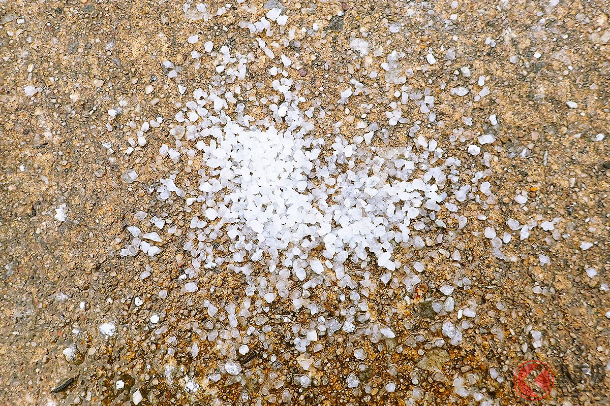 謎の粉は「塩化ナトリウム」や「塩化カルシウム」を主成分とした薬品(融雪剤)